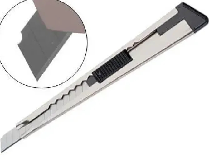 CUTER METALICO Q-CONNECT CON FUNDA CUCHILLA ESTRECHA