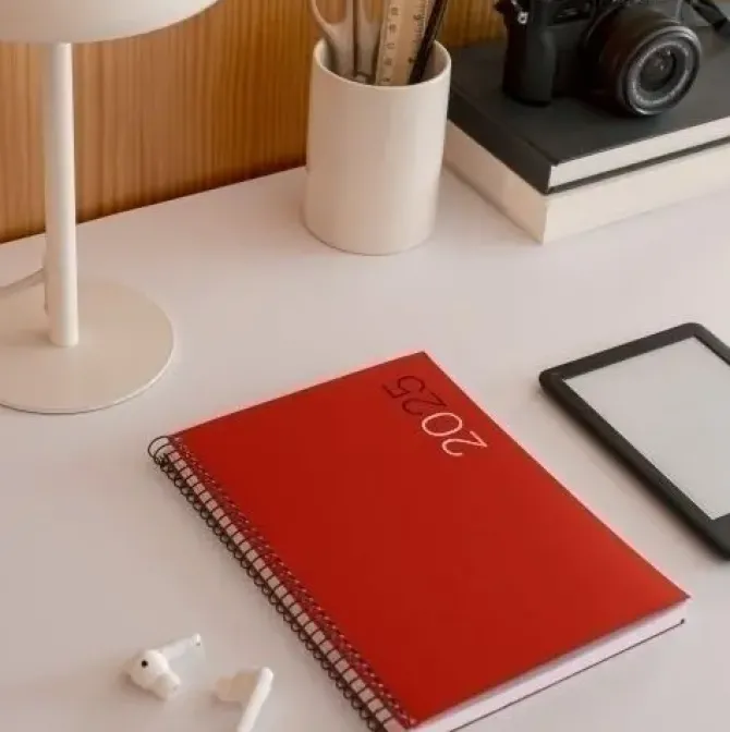 MIQUELRIUS AGENDA ANUAL (2025) MIQUELRIUS BASIC CITY ESPIRAL TAPA PP PLUS 155X213 D/P ROJO